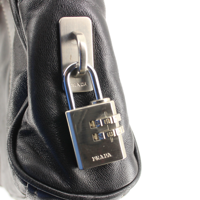 Bolso de mano Prada en cuero negro - Detail D4