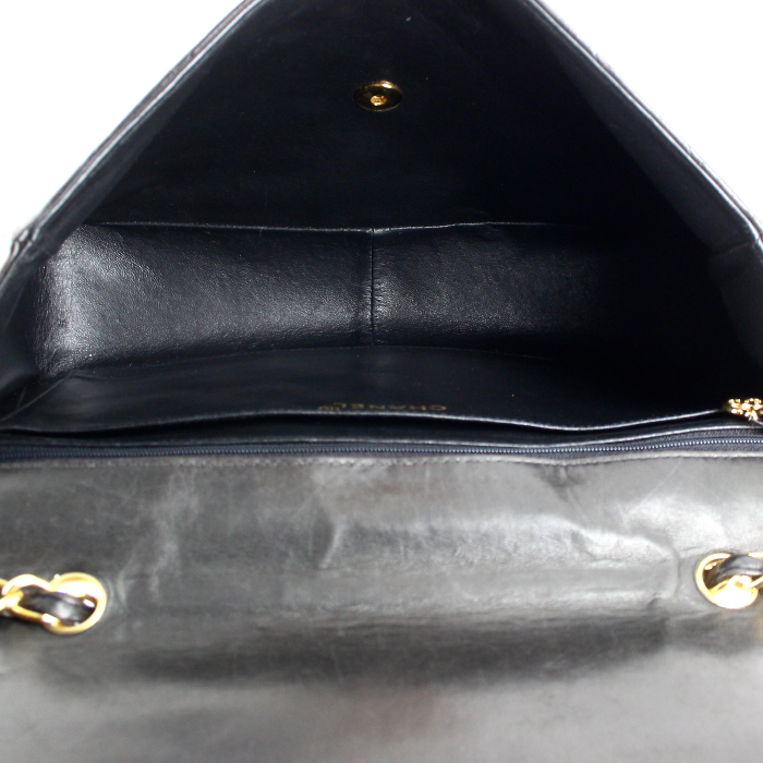 Sac à main Chanel Timeless jumbo en cuir matelassé noir - Detail D3