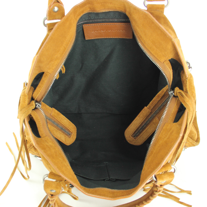 Bolso de mano Balenciaga Classic City en ante color caramelo - Detail D3