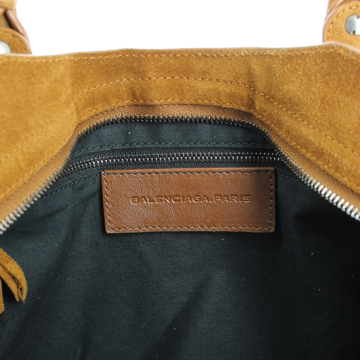 Sac à main Balenciaga Classic City en daim marron-caramel - Detail D4