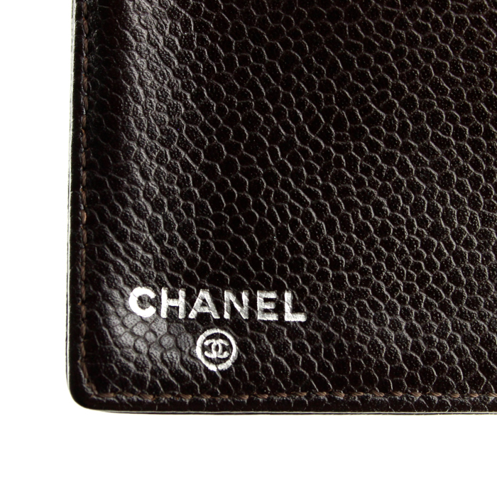 Chanel wallet in brown grained leather - Detail D4