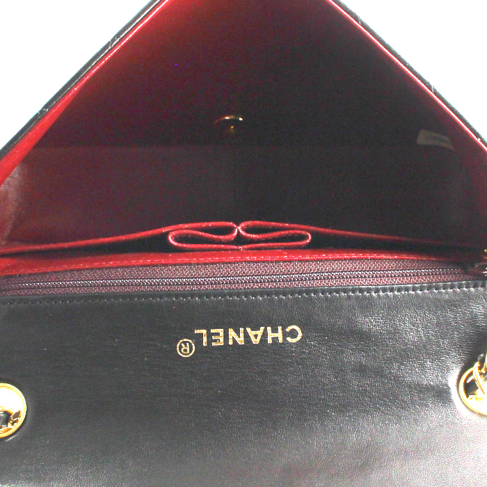 Bolso de mano Chanel Mademoiselle en cuero acolchado negro - Detail D2