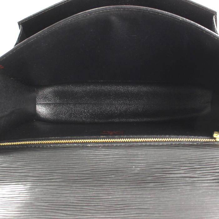 Pochette Louis Vuitton en cuir épi noir - Detail D2