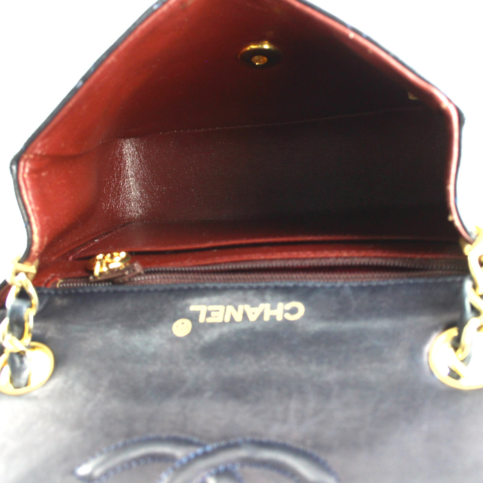 Sac à main Chanel Timeless petit modèle en cuir matelassé marine - Detail D2