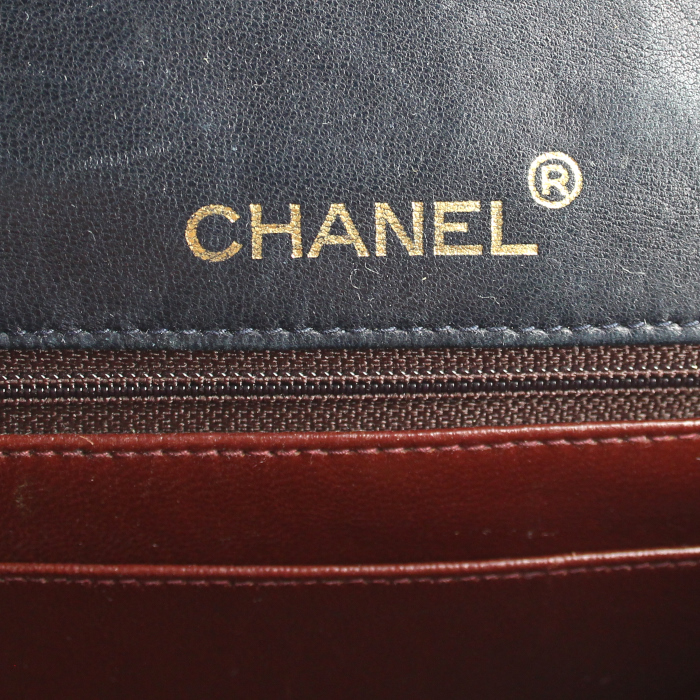 Bolso de mano Chanel Timeless modelo pequeño en cuero acolchado azul marino - Detail D3