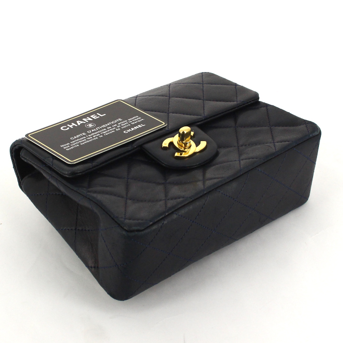 Sac à main Chanel Timeless petit modèle en cuir matelassé marine - Detail D4