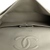 Sac à main Chanel Timeless en cuir matelassé gris - Detail D3 thumbnail