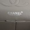 Sac à main Chanel Timeless en cuir matelassé gris - Detail D4 thumbnail