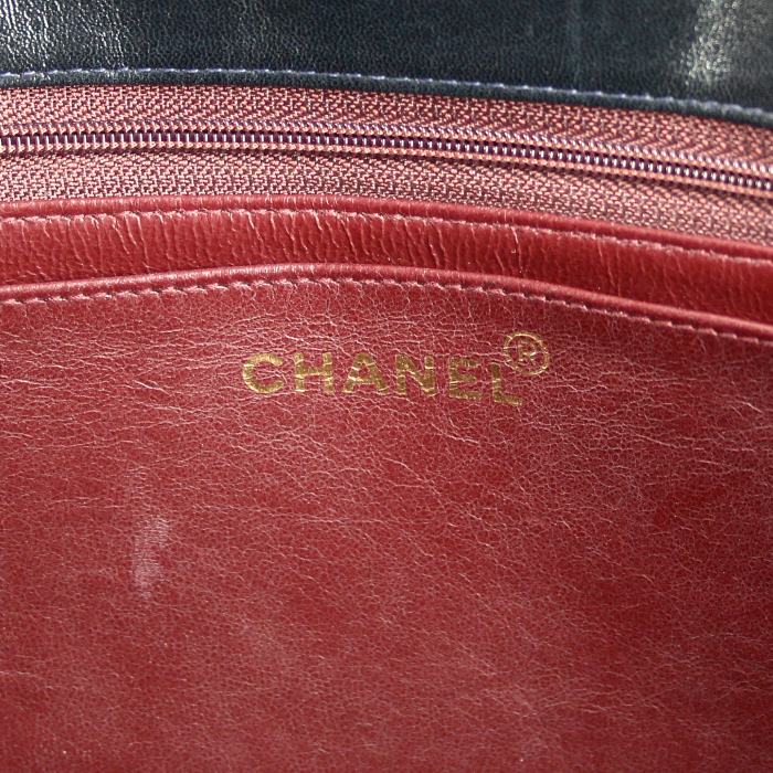 Chanel Timeless jumbo handbag in navy blue quilted leather - Detail D4