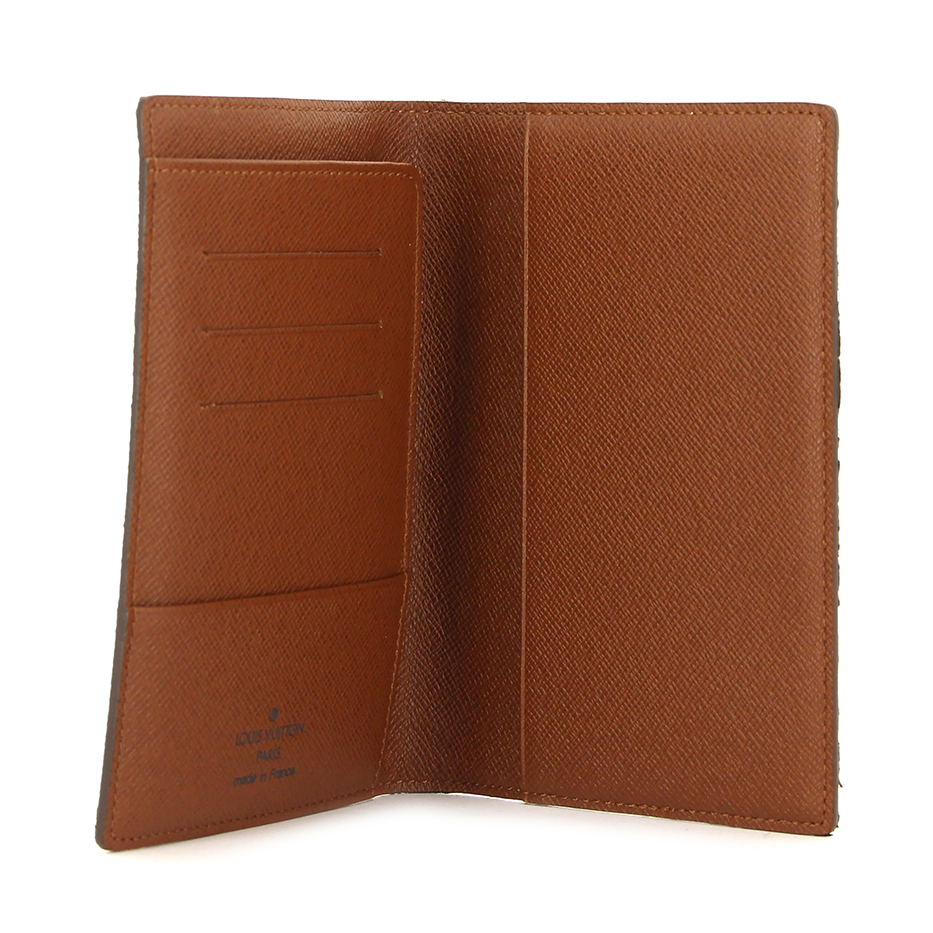 Louis Vuitton passport holder in monogram canvas - Detail D1