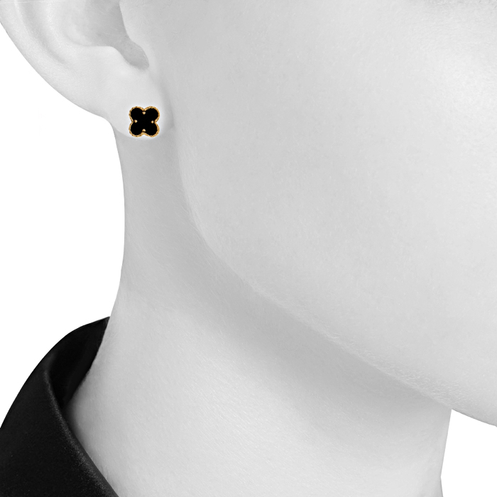 Paire de puces d'oreilles Van Cleef & Arpels Sweet Alhambra en or jaune et onyx - Detail D1