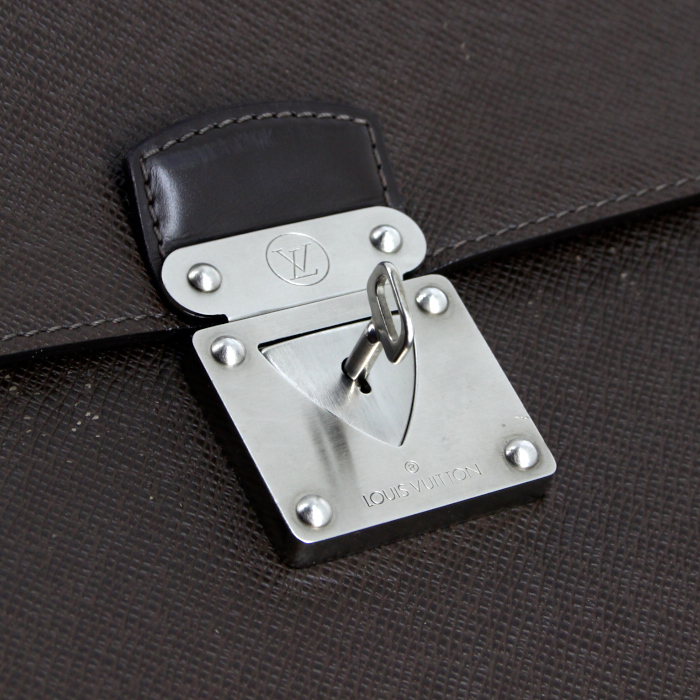 Louis Vuitton briefcase in brown taiga leather - Detail D5