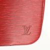 Bolsito de mano Louis Vuitton en cuero Epi rojo - Detail D4 thumbnail