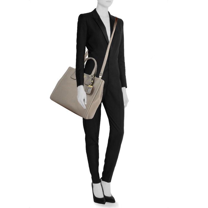 Prada handbag in grey grained leather - Detail D2