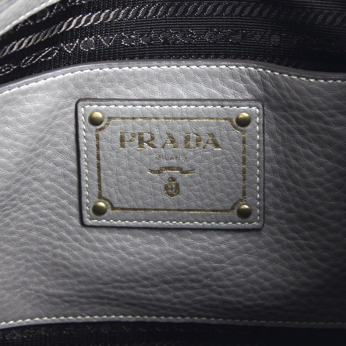 Prada handbag in grey grained leather - Detail D4