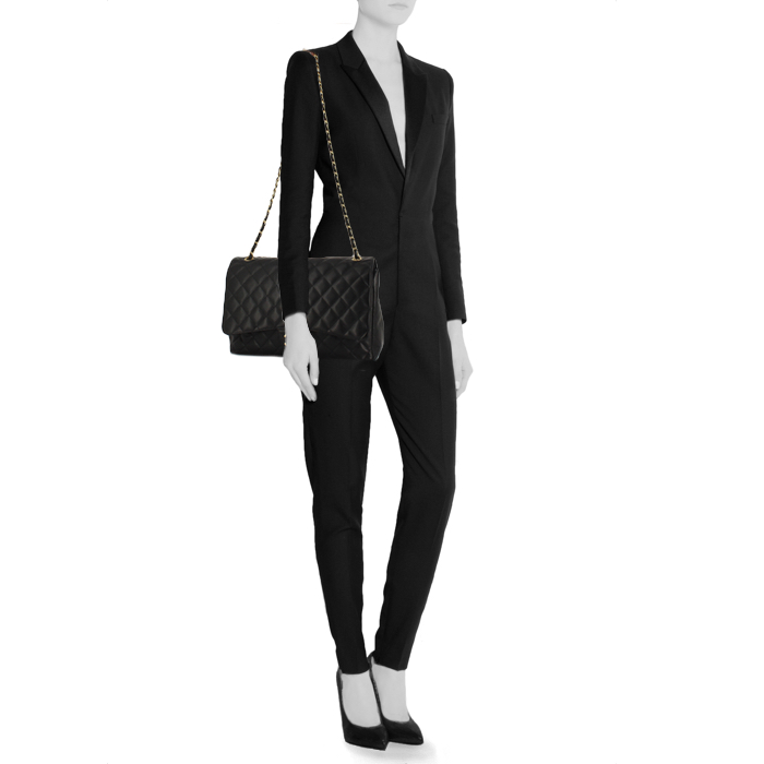 Chanel Timeless Maxi Jumbo handbag in black quilted grained leather - Detail D2