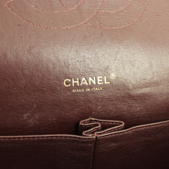 Sac à main Chanel Timeless Maxi Jumbo en cuir grainé matelassé noir - Detail D4