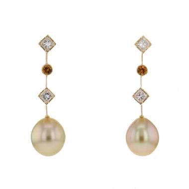 Paire de pendants d'oreilles Chaumet en or jaune,  diamants et saphirs oranges et en perle gold