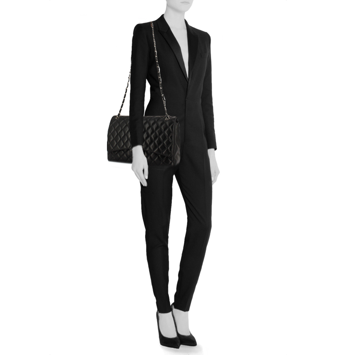 Chanel Timeless Maxi Jumbo handbag in black quilted leather - Detail D2