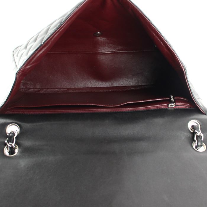 Bolso de mano Chanel Timeless Maxi Jumbo en cuero acolchado negro - Detail D3