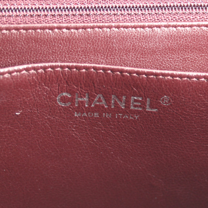 Bolso de mano Chanel Timeless Maxi Jumbo en cuero acolchado negro - Detail D4