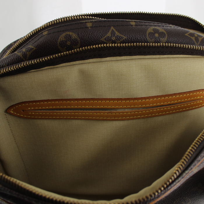 Bolso zurrón Louis Vuitton Reporter modelo pequeño en lona Monogram y cuero natural - Detail D3