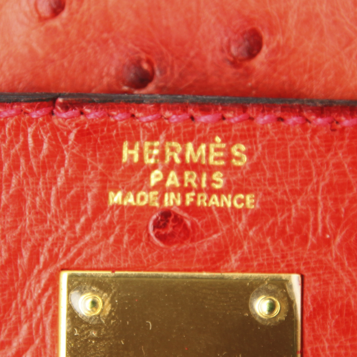 Sac à main Hermes Kelly 32 cm en autruche rouge - Detail D4