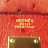 Bolso de mano Hermes Kelly 32 cm en avestruz rojo - Detail D4 thumbnail