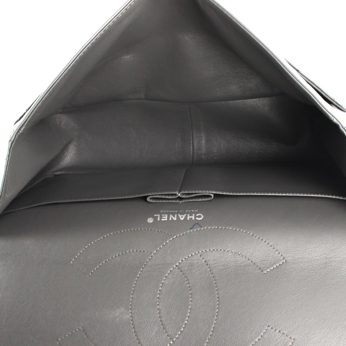 Chanel 2.55 handbag in grey quilted leather - Detail D3
