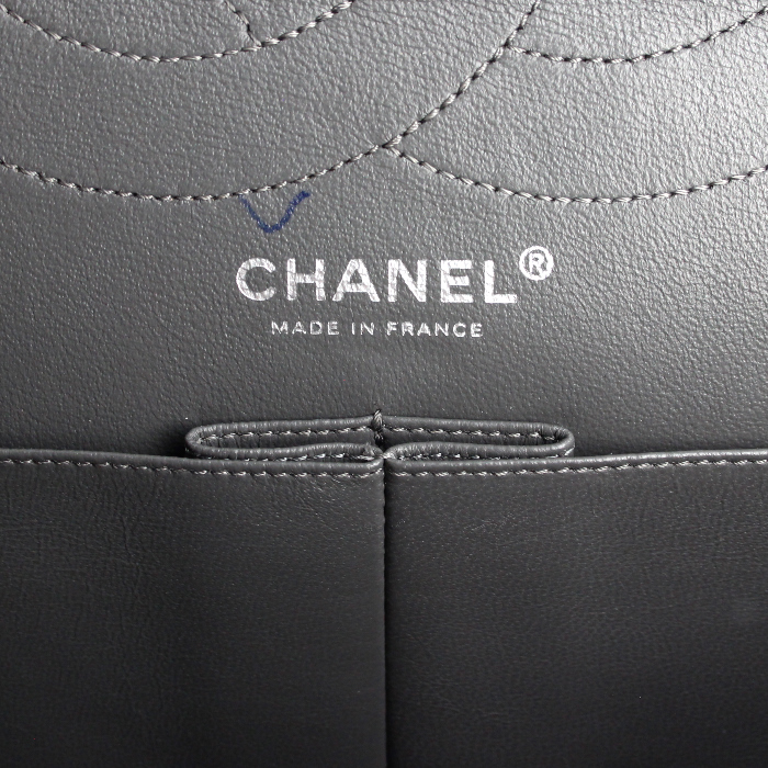 Chanel 2.55 handbag in grey quilted leather - Detail D4