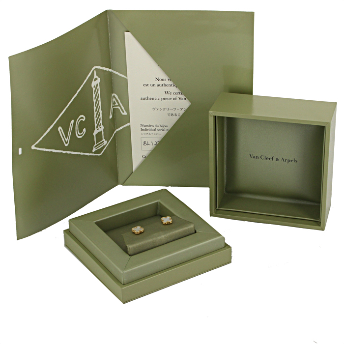 Paire de puces d'oreilles Van Cleef & Arpels Sweet Alhambra en or jaune et nacre blanche - Detail D2