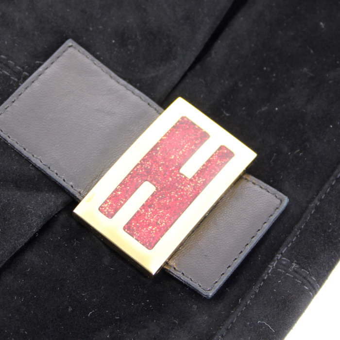 Sac à main Fendi Baguette en daim noir et cuir noir - Detail D4