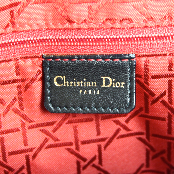 Sac à main Dior Lady Dior moyen modèle en daim et cuir noir - Detail D4
