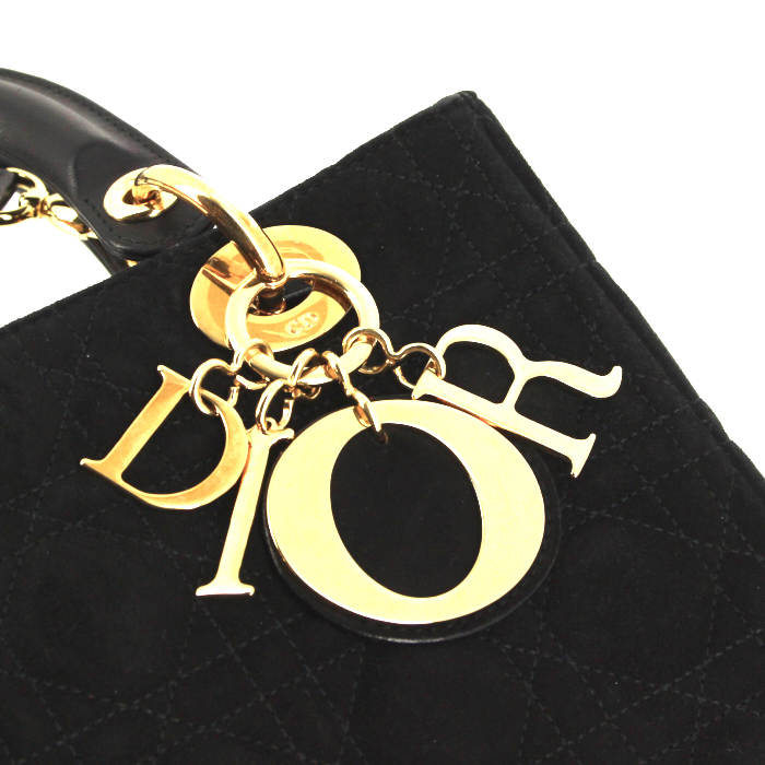 Sac à main Dior Lady Dior moyen modèle en daim et cuir noir - Detail D5