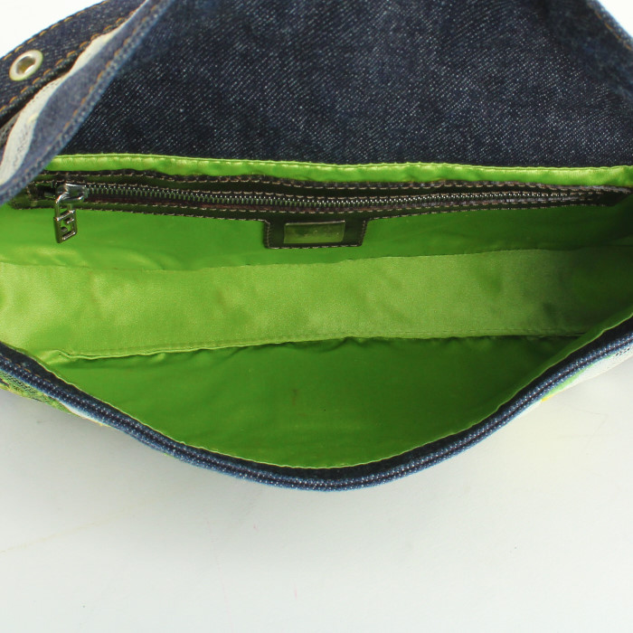 Bolso de mano Fendi Baguette en lona denim azul marino - Detail D2