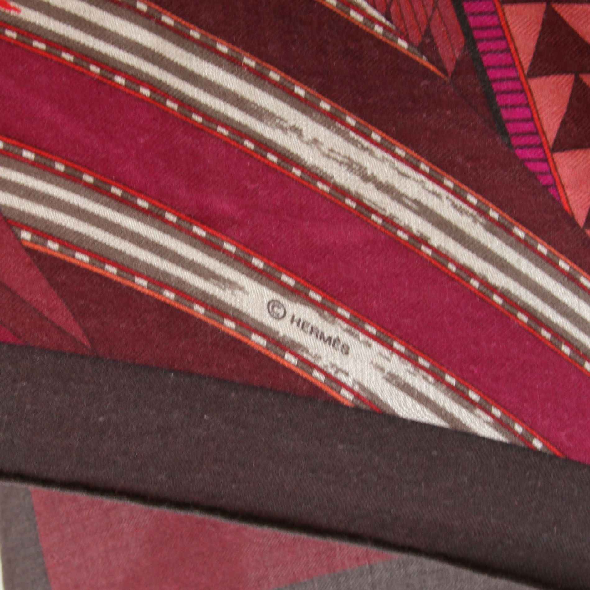 Foulard Hermes en pashmina rouge bordeaux et beige - Detail D3