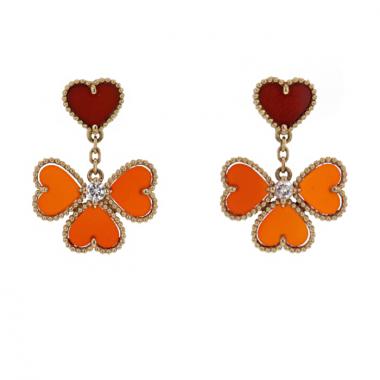 Paire de boucles d'oreilles Van Cleef & Arpels Sweet Alhambra en or rose,  cornaline et diamant