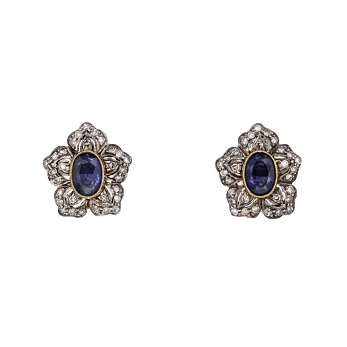 Paire de puces d'oreilles époque années 60 Vintage en or jaune,  argent et diamants et en saphirs bleu-roi