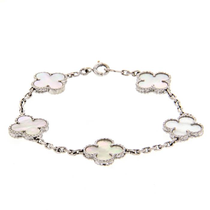 Brazalete Van Cleef & Arpels Alhambra Vintage en oro blanco y nácar blanco