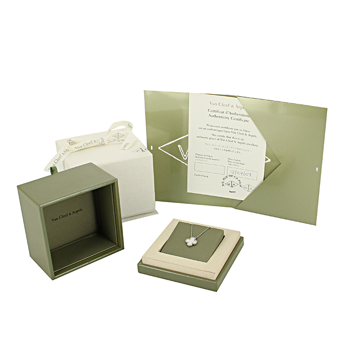 Van Cleef & Arpels Alhambra Vintage necklace in white gold and mother of pearl - Detail D2