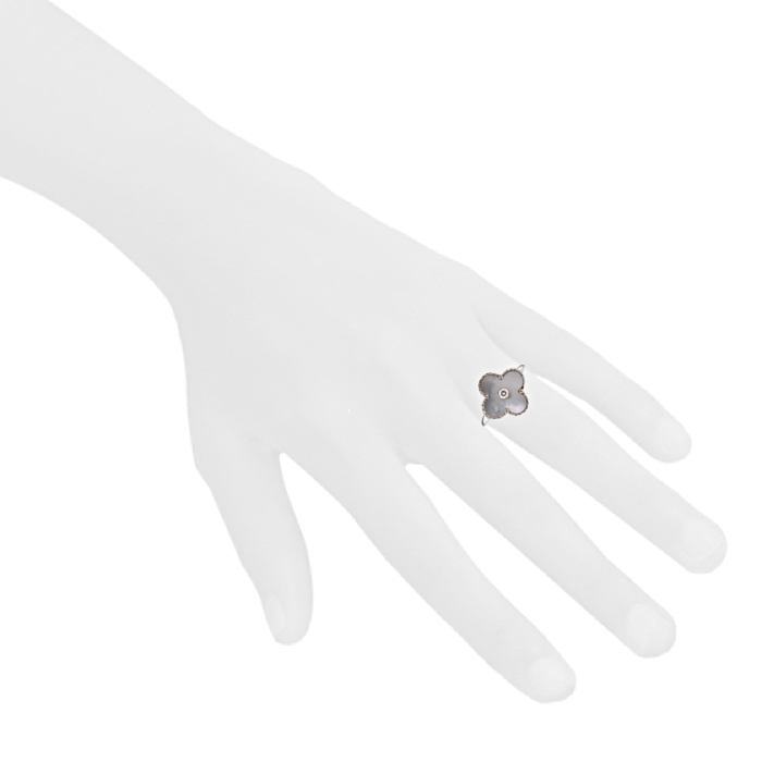 Anello Van Cleef
Arpels Alhambra Vintage in oro bianco, madreperla bianca e diamante - Detail D1