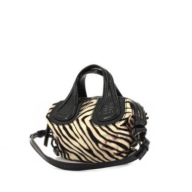 Bolso de mano Givenchy modelo pequeño en cuero negro y blanco y charol negro