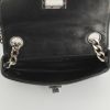 Bolso de mano Chanel en cuero negro - Detail D2 thumbnail