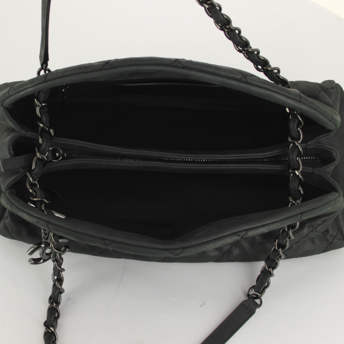 Bolso de mano Chanel en cuero acolchado negro - Detail D2