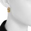 Paire de clips d'oreilles texturée Boucheron en or jaune et or blanc - Detail D1 thumbnail