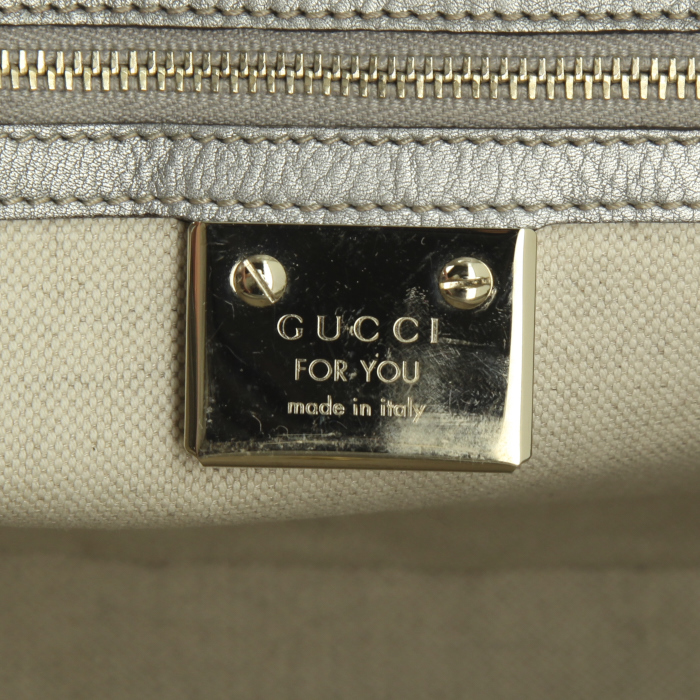 Gucci Bamboo handbag in silver grained leather - Detail D4