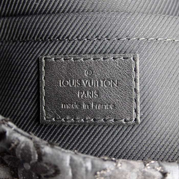 Bolsito de mano Louis Vuitton en lona Monogram negra - Detail D3