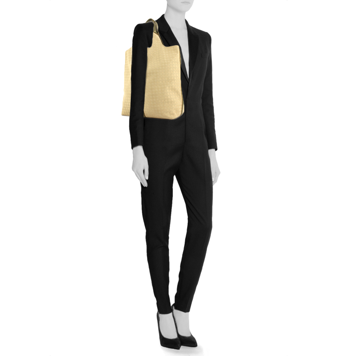 Bolso de mano Bottega Veneta en tejido trenzado beige y cuero caqui - Detail D1