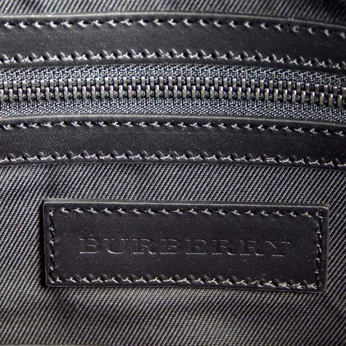 Porta-documentos Burberry en lona Haymarket gris y cuero negro - Detail D4