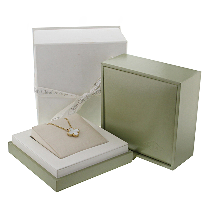 Collier Van Cleef & Arpels Alhambra Vintage en or jaune et nacre blanche - Detail D2